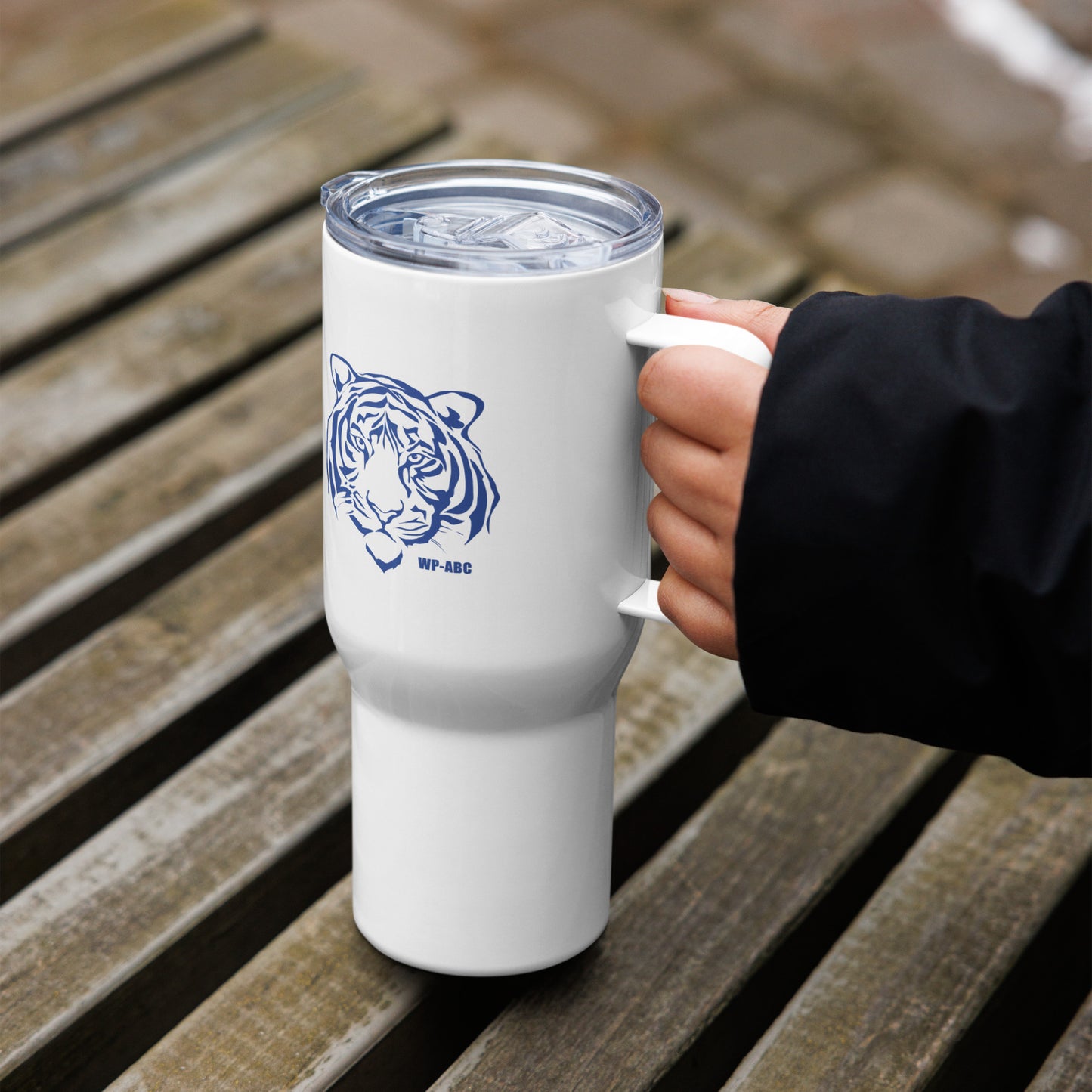 Travel mug with a handle